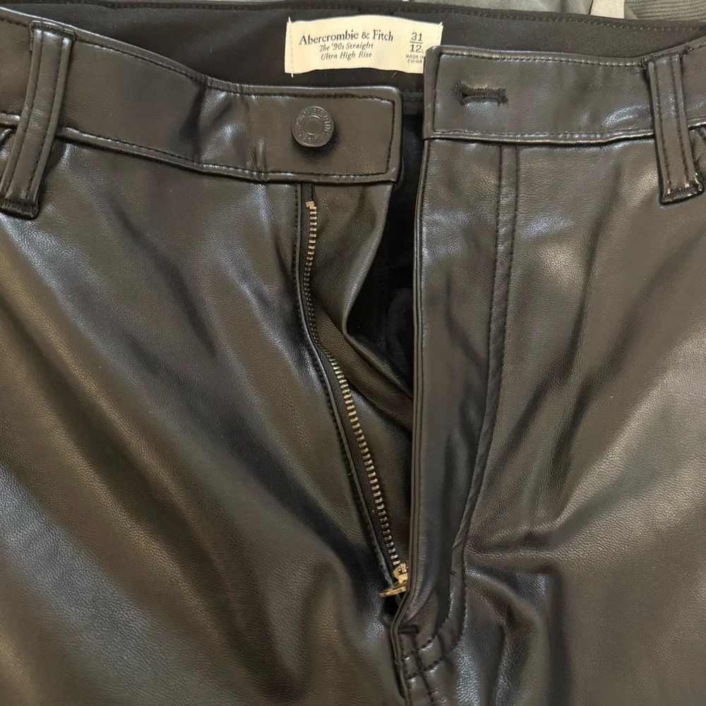 Abercrombie & Fitch Women’s The 90s Straight Ultra High Rise Leather Pants - Picture 5 of 6